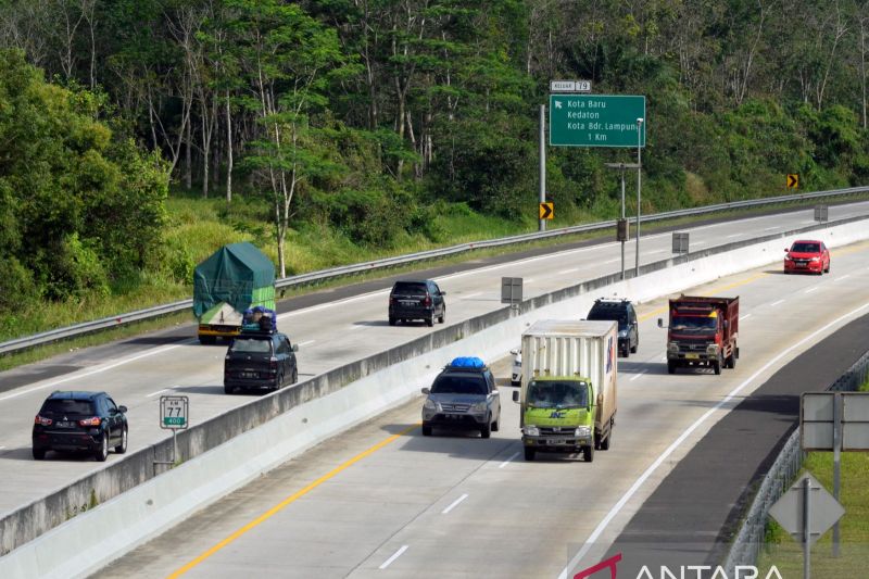 Arus mudik di jalan tol trans Sumatera Lampung