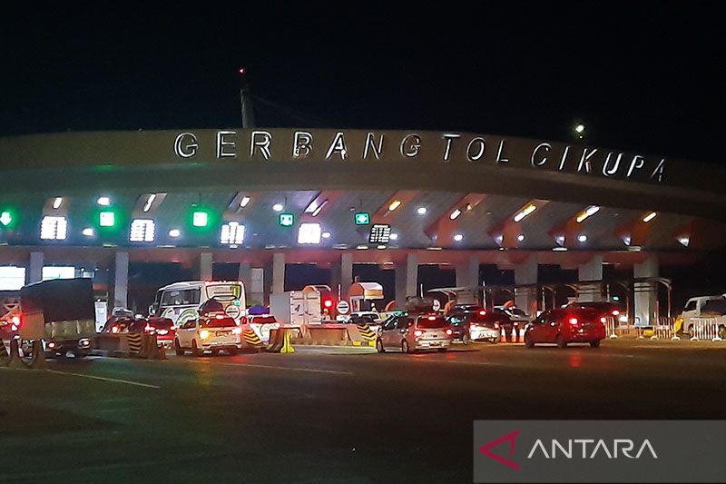 GT Cikupa Tangerang terpantau ramai lancar dari kendaraan mudik