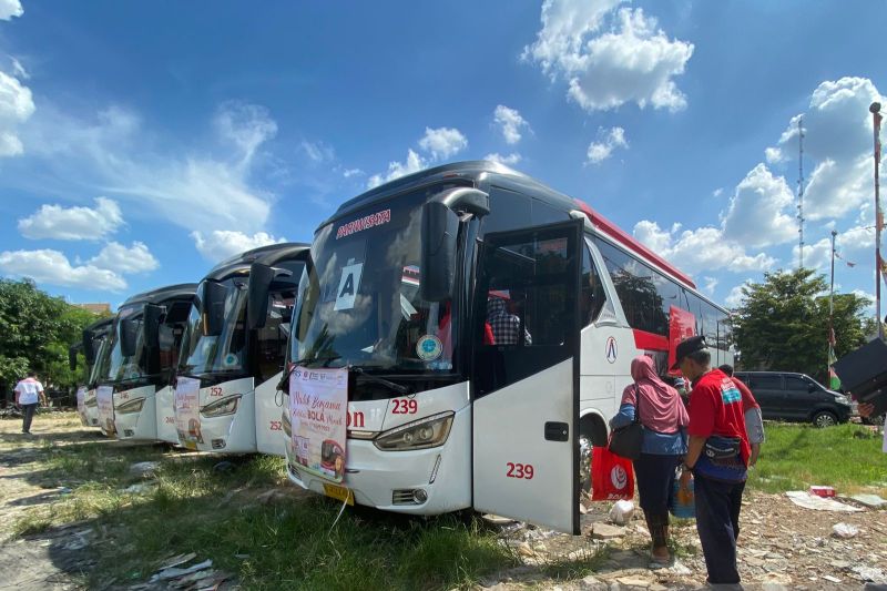 FKS Multi Agro berangkatkan 214 perajin tempe mudik ke kampung halaman