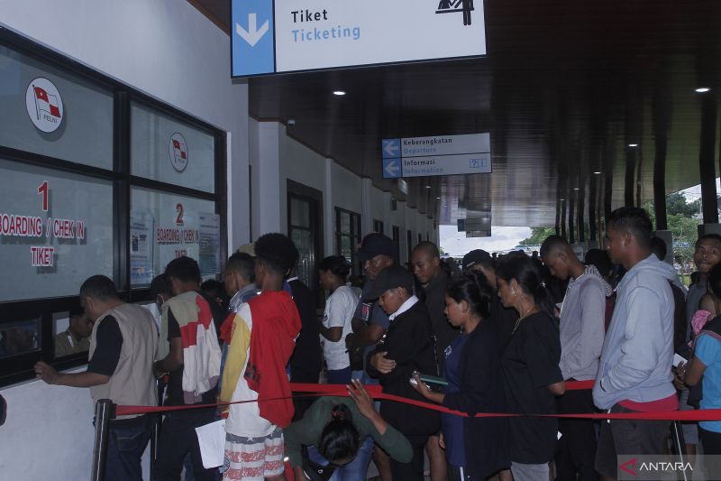 PEMUDIK DI PELABUHAN TENAU KUPANG