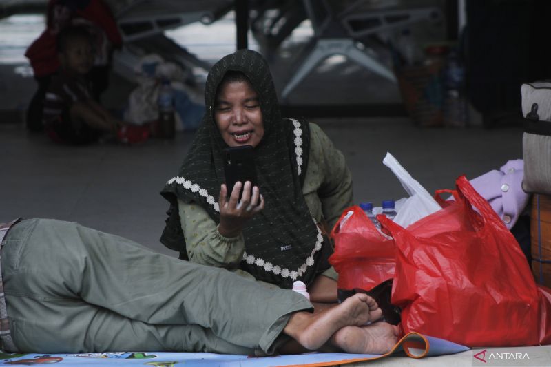 PEMUDIK DI PELABUHAN TENAU KUPANG