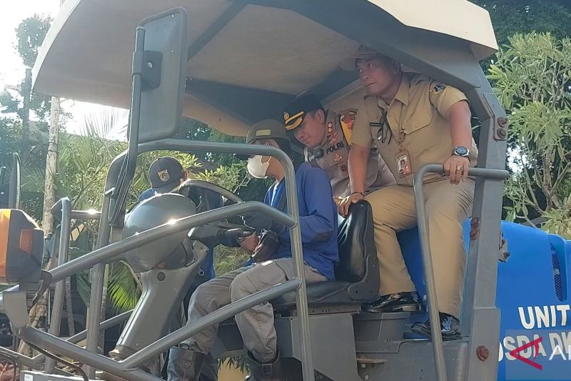 Personel gabungan musnahkan ribuan botol miras di Mapolrestro Jakut