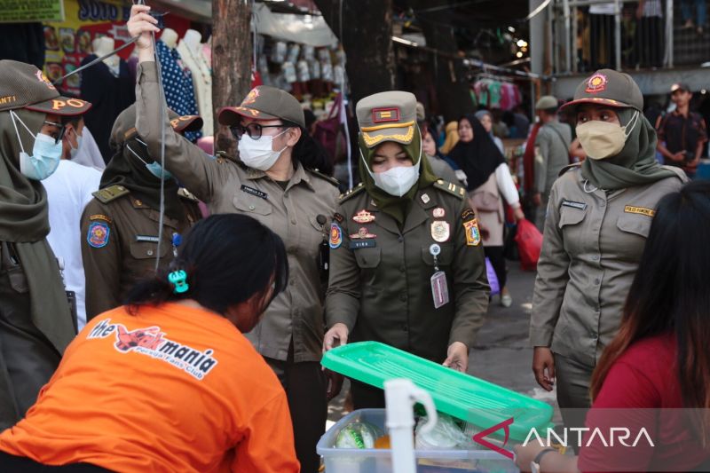 Srikandi Satpol PP Jakpus lakukan pengamanan di Pasar Tanah Abang