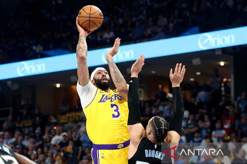 Davis cetak triple-double dalam kemenangan Lakers atas Hornets