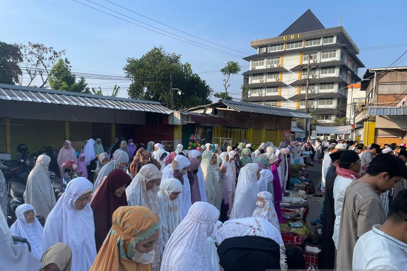 Ribuan jamaah melaksanakan sholat Idul Fitri