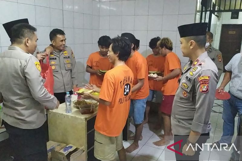 Polsek Tanjung Duren ajak tahanan halalbihalal dan makan opor