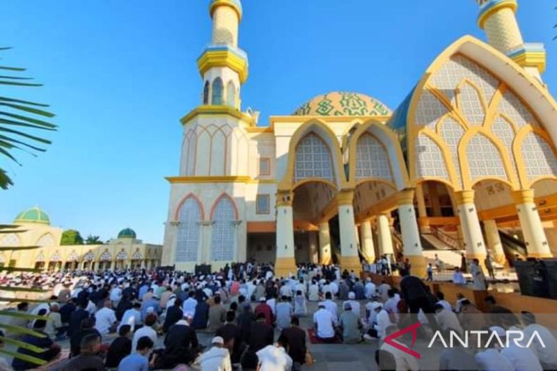Puluhan ribu warga shalat Idul Fitri di Masjid Islamic Center NTB