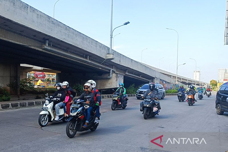 Arus balik sepeda motor lewat Kalimalang masih sepi