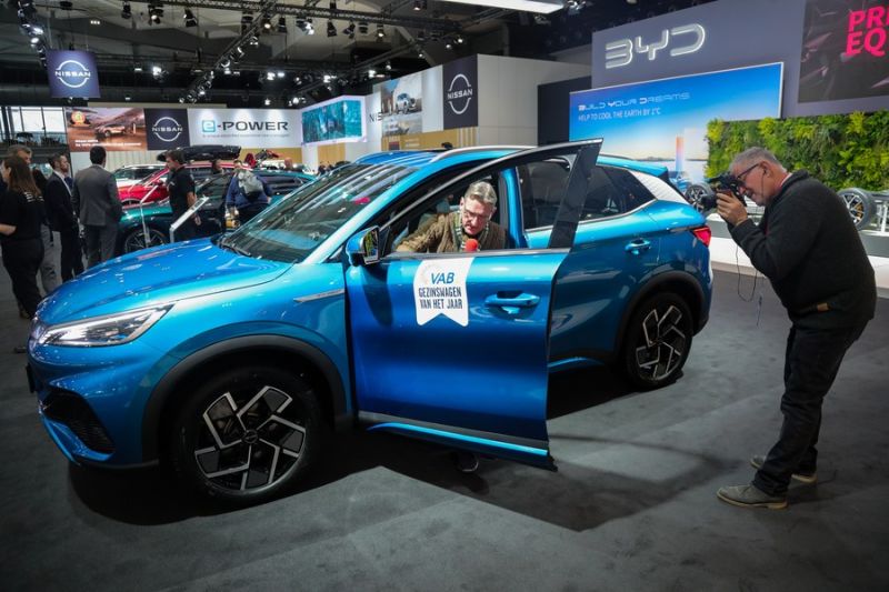 Penjualan mobil listrik diperkirakan melonjak 35 persen pada 2023 1