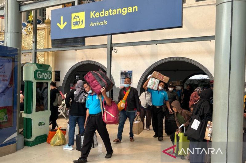 Arus milir dengan kereta api stabil pada angka 43.000 orang