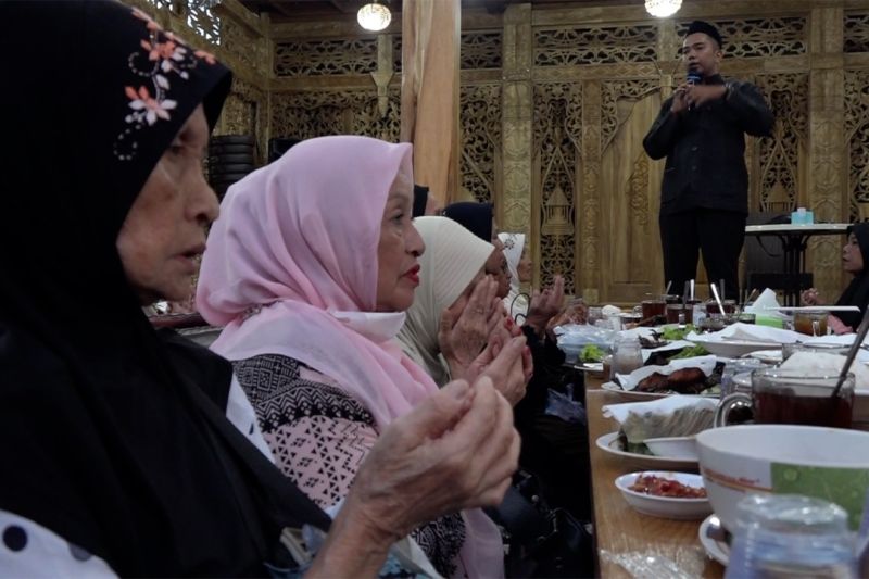 Humaniora: Muliakan puluhan lansia dan janda dhuafa dengan buka puasa bersama