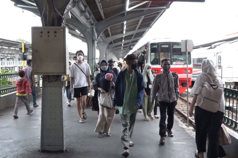 Stasiun Jakarta Kota layani 100 ribu penumpang sejak lebaran