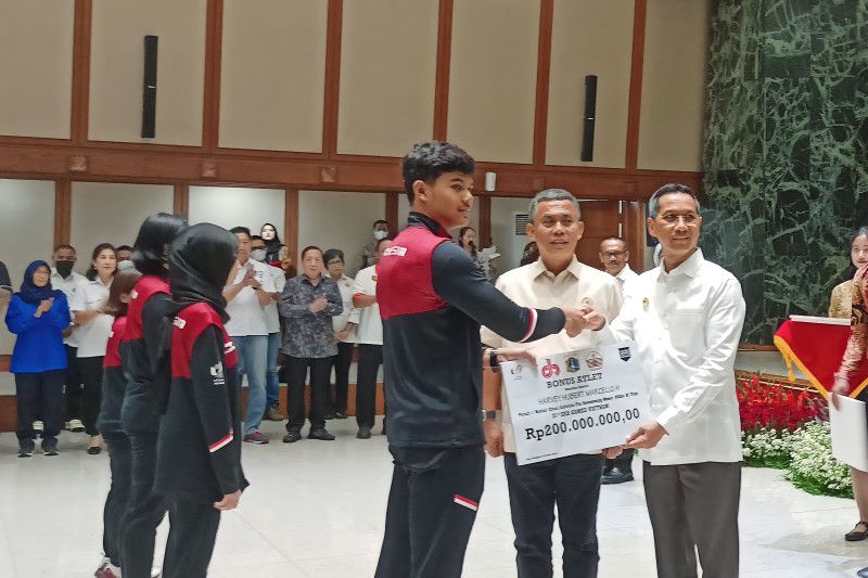 Gubernur DKI Jakarta membagikan bonus tunai kepada atlet SEA Games