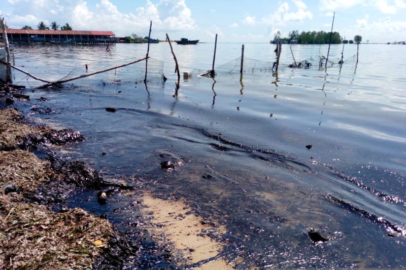 Limbah hitam di pantai Batam