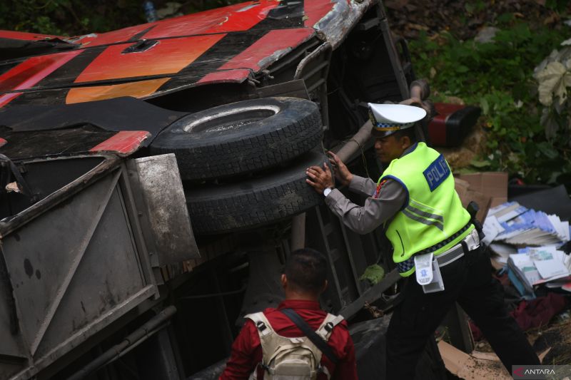 Olah TKP kecelakaan bus kebun kopi