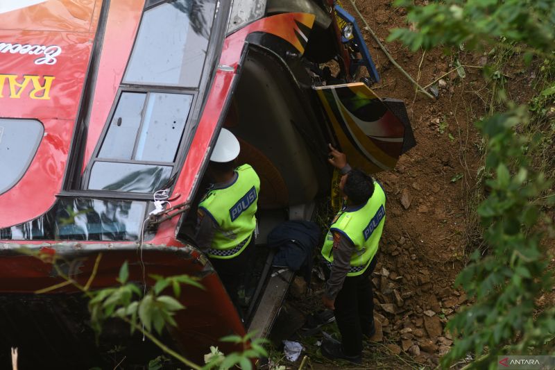 Olah TKP kecelakaan bus kebun kopi