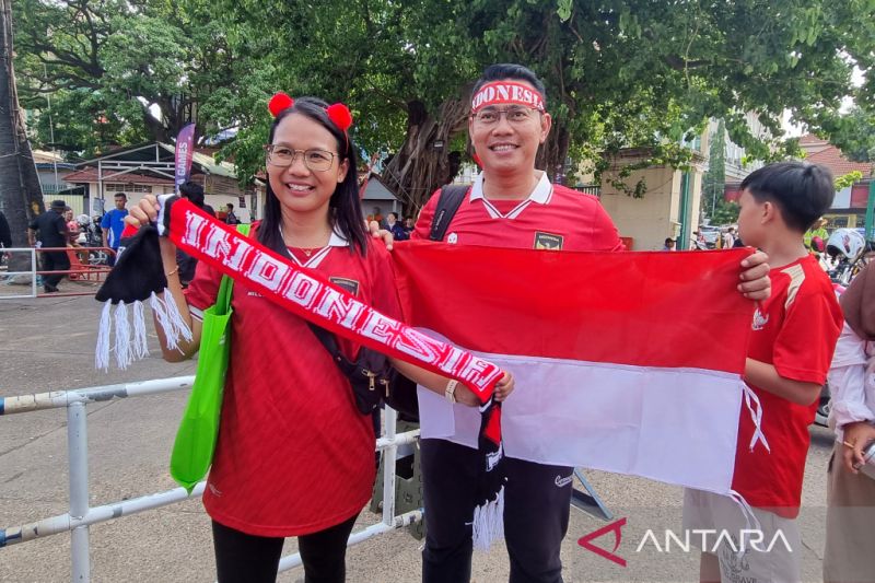 Suami-istri dari Semarang nekad dukung timnas ke Kamboja