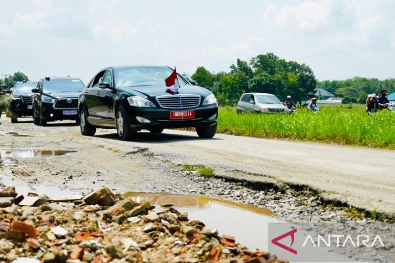 Mobil Jokowi lintasi jalan berkubang di Terusan Ryacudu Lampung