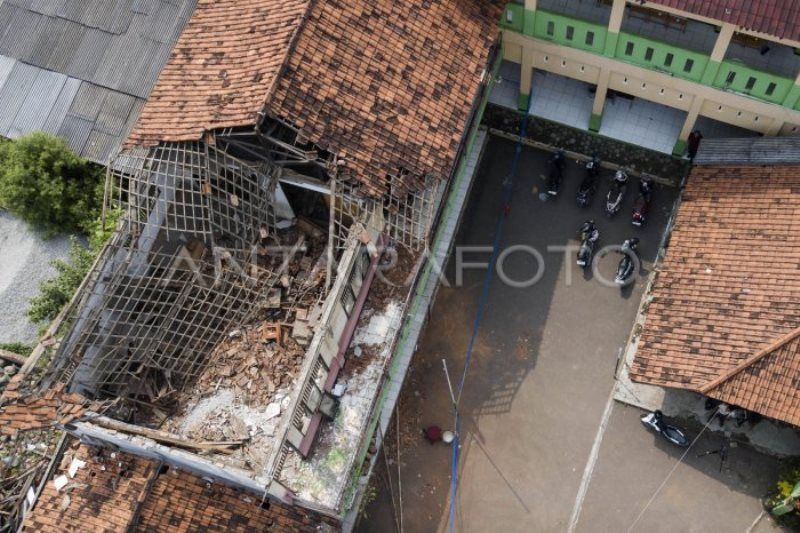 Bangunan SDN Sukadanau 01 Ambruk