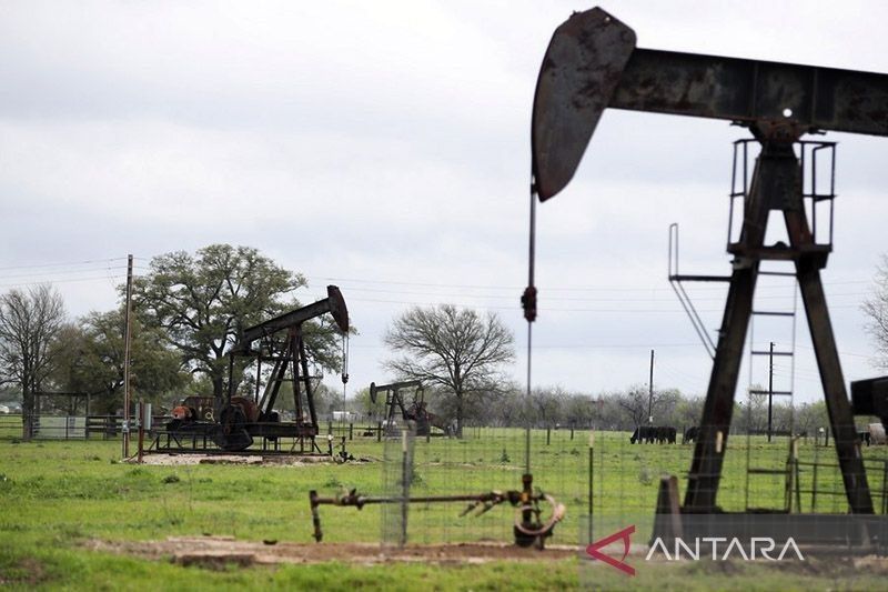 Brent bertahan di atas 90 dolar di Asia, pasar tunggu data ekonomi