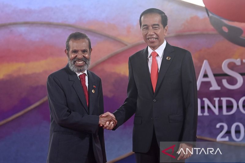 Presiden Jokowi menyambut kedatangan para pemimpin di tempat KTT ASEAN