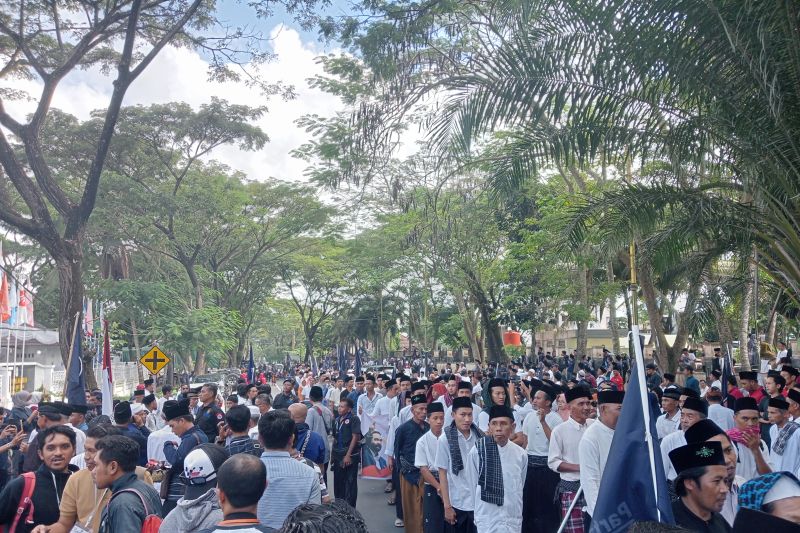 Ribuan warga mendampingi pendaftaran bacaleg NasDem di KPU Lombok Tengah