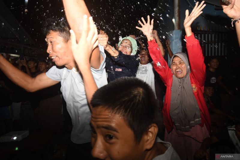 Nonton bareng timnas di kediaman Witan Sulaeman