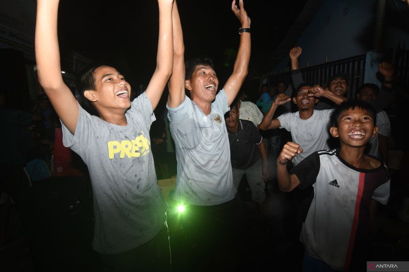 Nonton bareng timnas di kediaman Witan Sulaeman