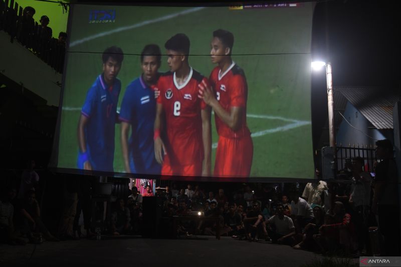 Nonton bareng timnas di kediaman Witan Sulaeman