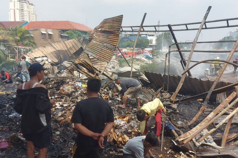 Polisi selidiki kebakaran rumah dan lapak dekat TPS Muara Baru