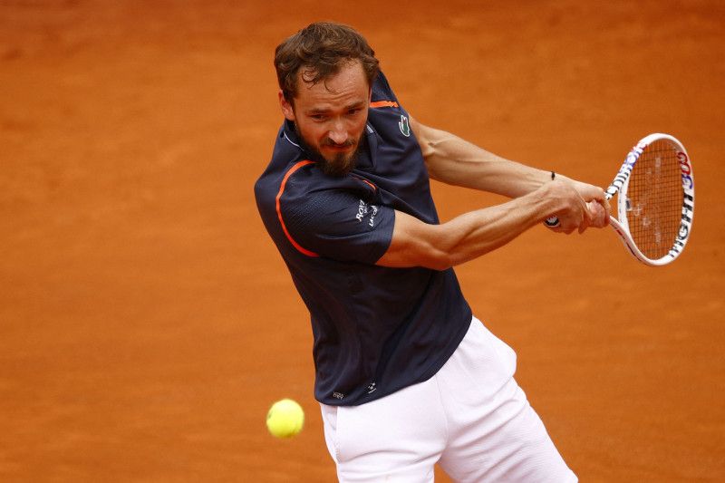 Kalahkan Tsitsipas, Medvedev hadapi Rune di final Italian Open