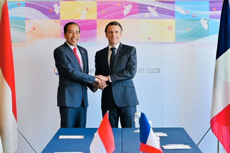 Photo of Jokowi discute de coopération économique et de défense avec Macron
