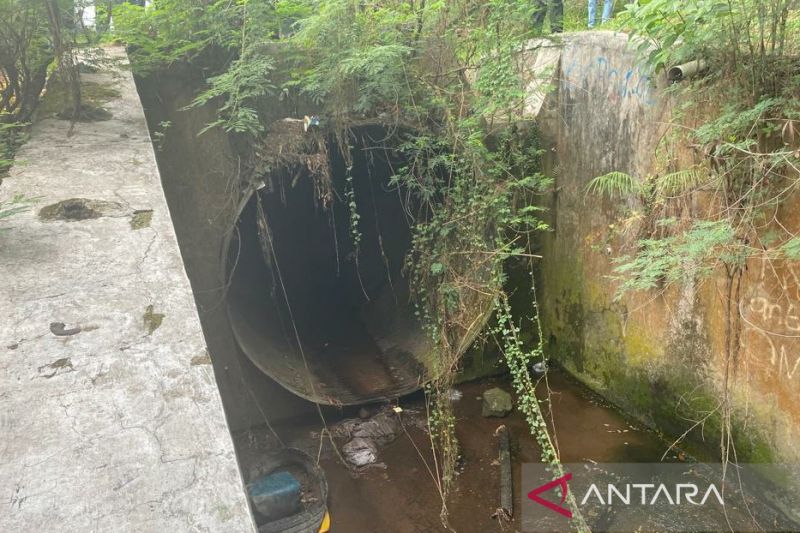 Sudin SDA Jaksel bongkar saluran air untuk atasi banjir di Kebayoran