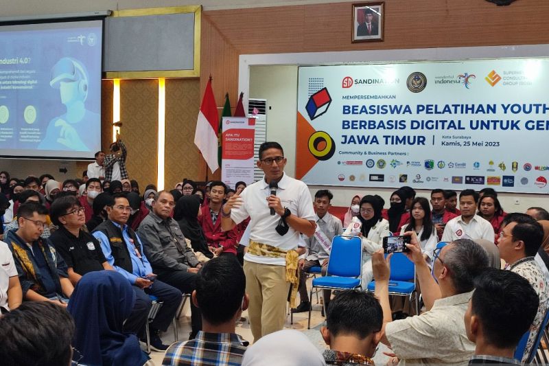 Menteri Uno memberikan pelatihan pemasaran digital kepada pemuda di Surabaya