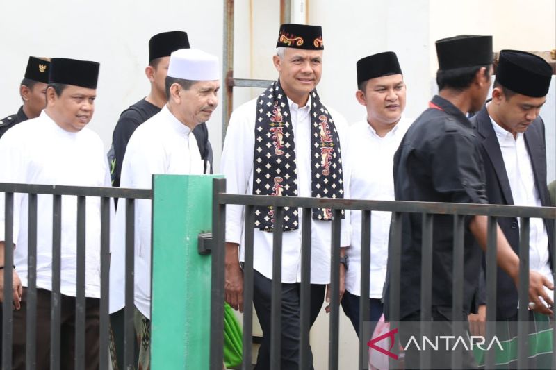 Ganjar ziarah ke Makam Sultan Maulana Hasanuddin