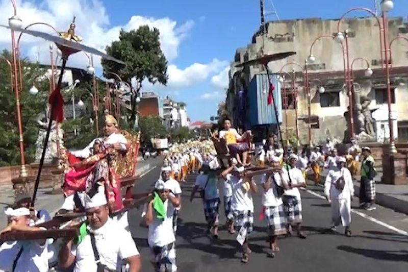 Ratusan warga Denpasar gelar ritual Nyenuk