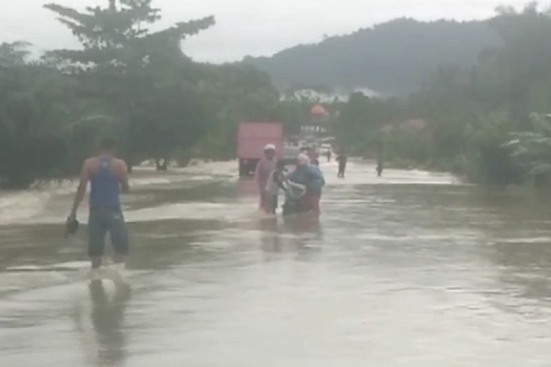 Humaniora: Banjir dan longsor di Sumbar putus jalan nasional