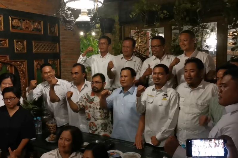 GIBRAN TEMANI PRABOWO TEMUI RELAWAN JOKOWI DI SOLO