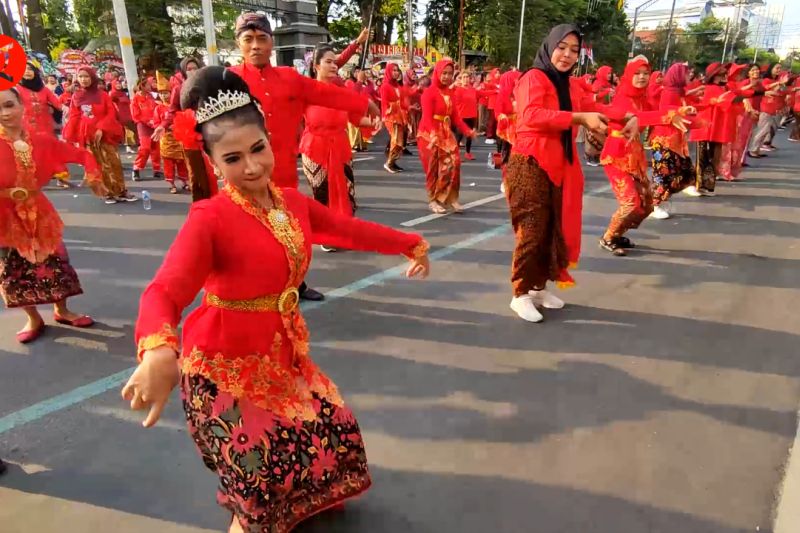 Humaniora: Meriahkan HUT ke-476 Kota Lumpia, belasan ribu orang menari Semarangan