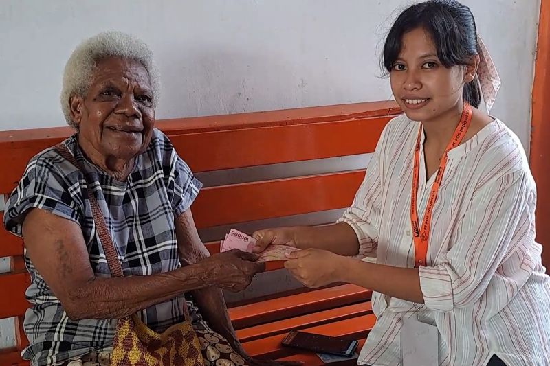 Pos Indonesia salurkan bantuan sosial dan PKH di Papua