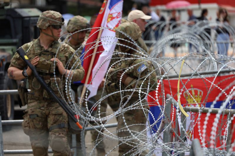 La OTAN lista para desplegar tropas adicionales para sofocar los disturbios en Kosovo