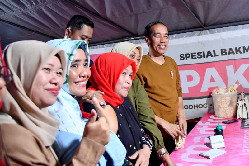 Jokowi berbaur dengan masyarakat menikmati kuliner mie legendaris Pak Pele