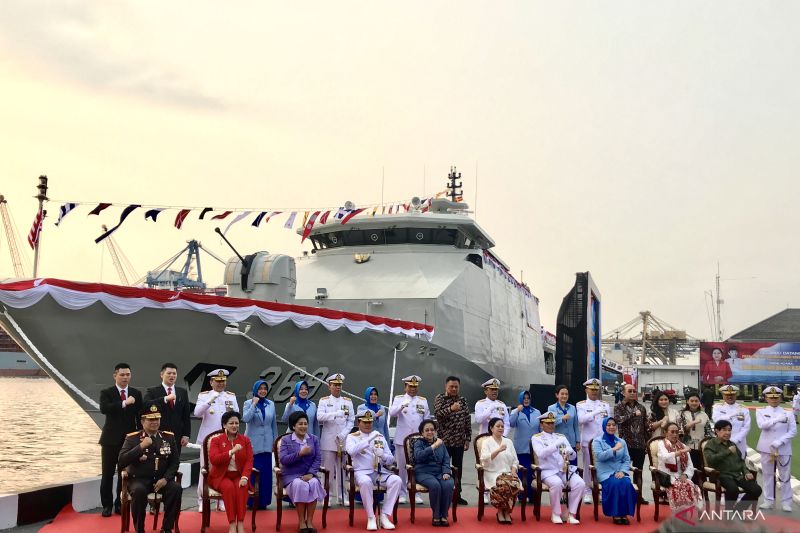 Megawati inaugura el buque de guerra KRI Bung Karno en el dia del aniversario  de Pancasila