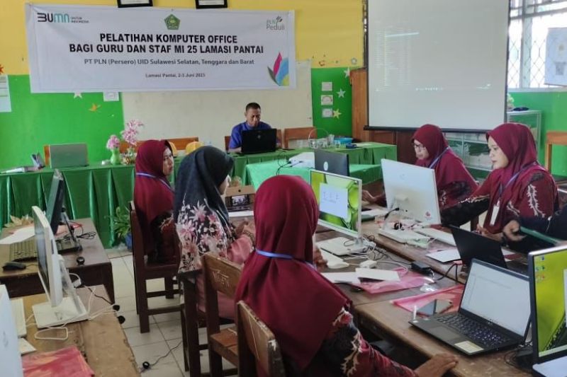 PLN memberi bantuan fasilitas sekolah di Kabupaten Luwu