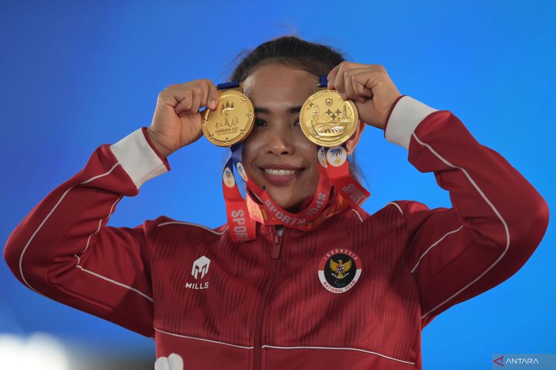 Para lifter putri Indonesia meraih tiga medali emas dan satu perunggu