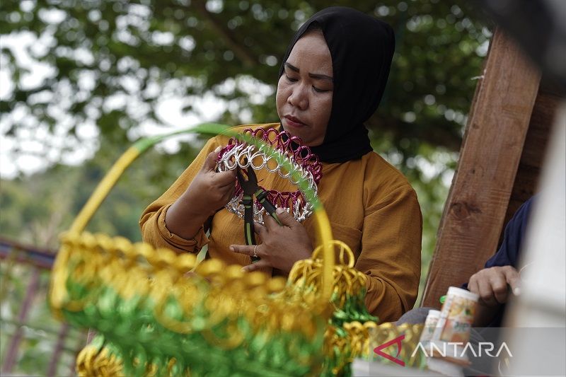 Kerajian daur ulang sampah plastik