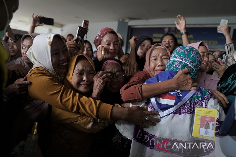 Isak tangis pemberangkatan calon haji di Kendari