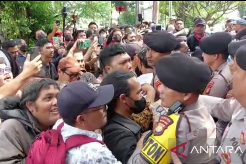 Sidang Haris-Fatia diwarnai aksi dorong pendukung dengan polisi