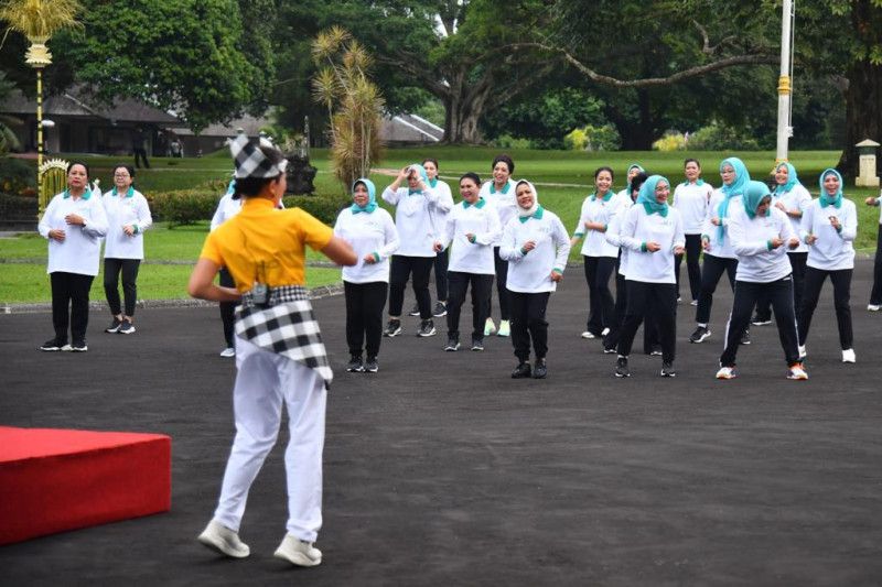 Ibu Negara awali kegiatan dengan senam di Istana Tampaksiring