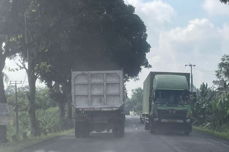 Tarif tol naik jalan lintas kembali ramai mobil besar